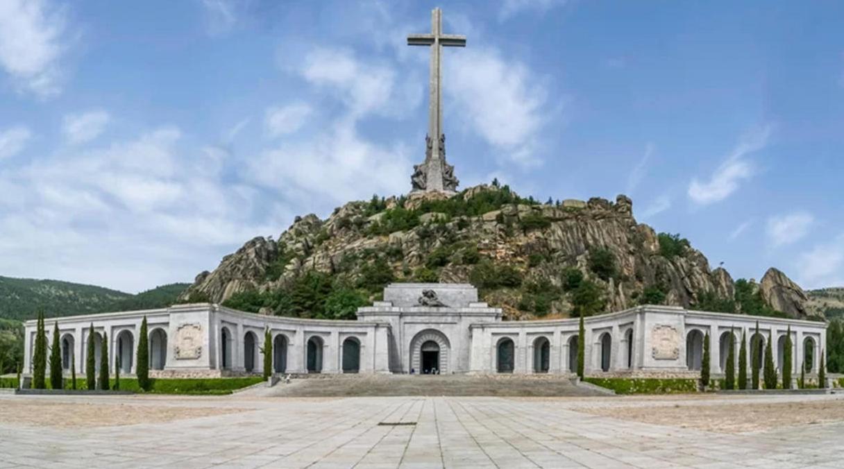 نقل رفات الجنرال الإسباني فرانكو لإعادة دفنه في مقبرة ضواحي مدريد
