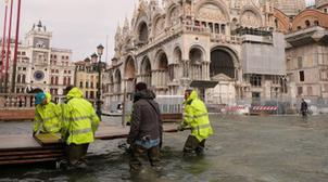 Venise déjà inondée redoute une nouvelle marée haute dévastatrice dimanche