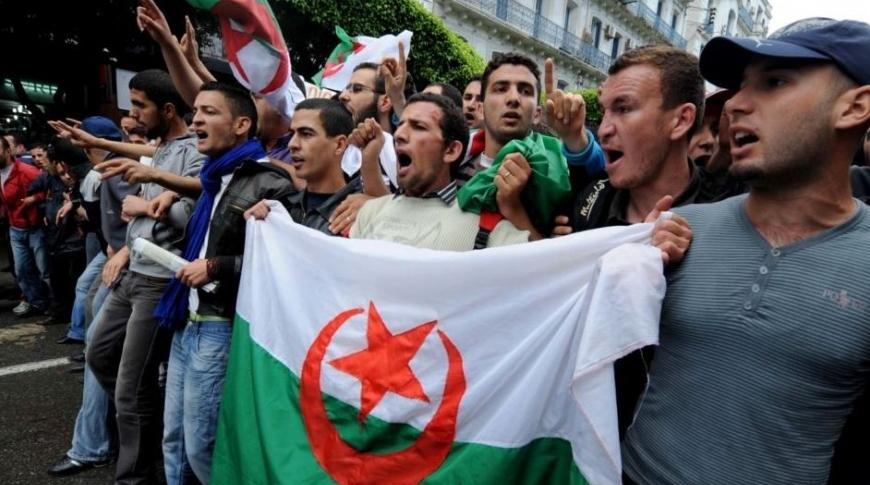 الجزائريون يتظاهرون في الجمعة الـ45 من عمر الحراك الشعبي