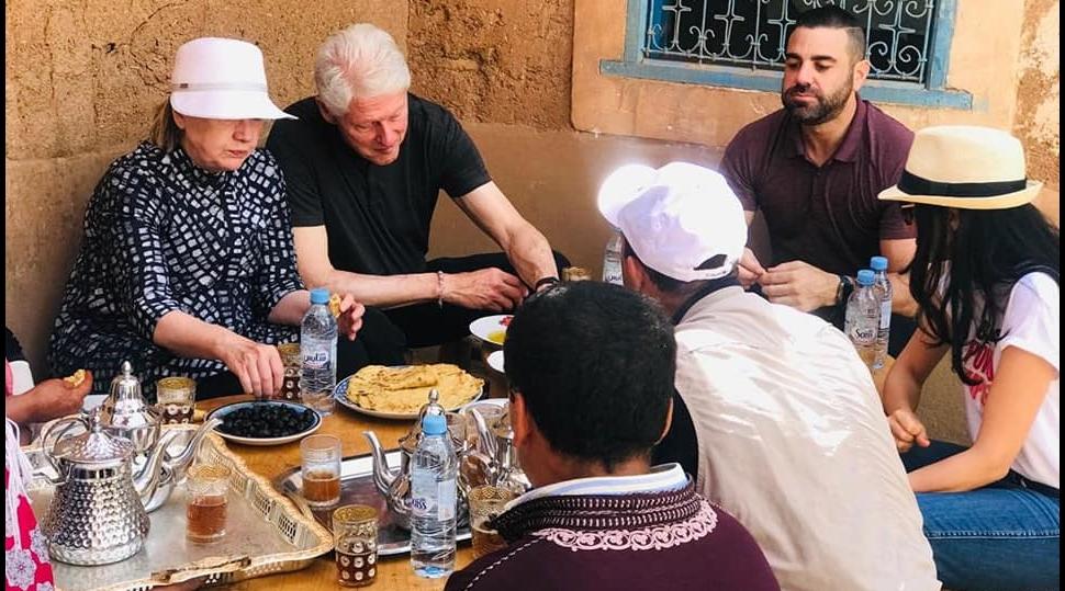 بالصور.. آل "كلينتون" يتناولان وجبة إفطار تقليدية بأوريكا