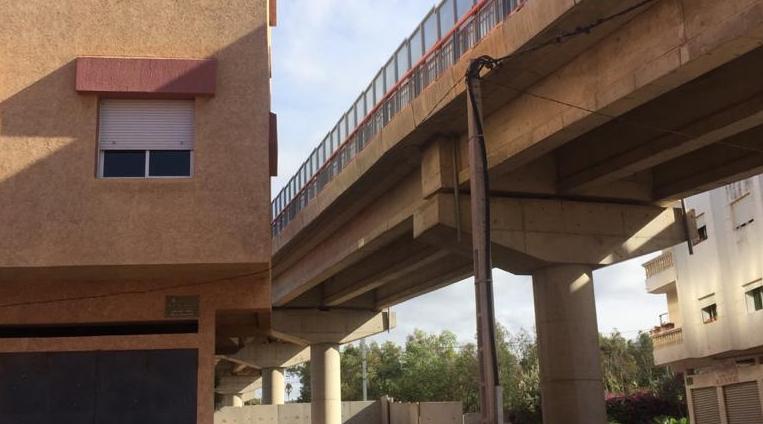 تشييدُ قنطرة وسط حي سكني بتمارة يثيرُ غضب السّكان