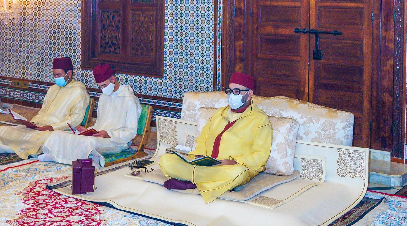 SM le Roi, Amir Al-Mouminine, célèbre une veillée religieuse en commémoration d…