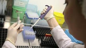 Covid-19 : en pleine course aux vaccins, l’OMS rappelle l’importance du dépista…