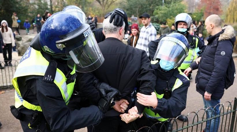 Covid-19 : Plus de 60 arrestations lors de manifestations contre les restrictio…