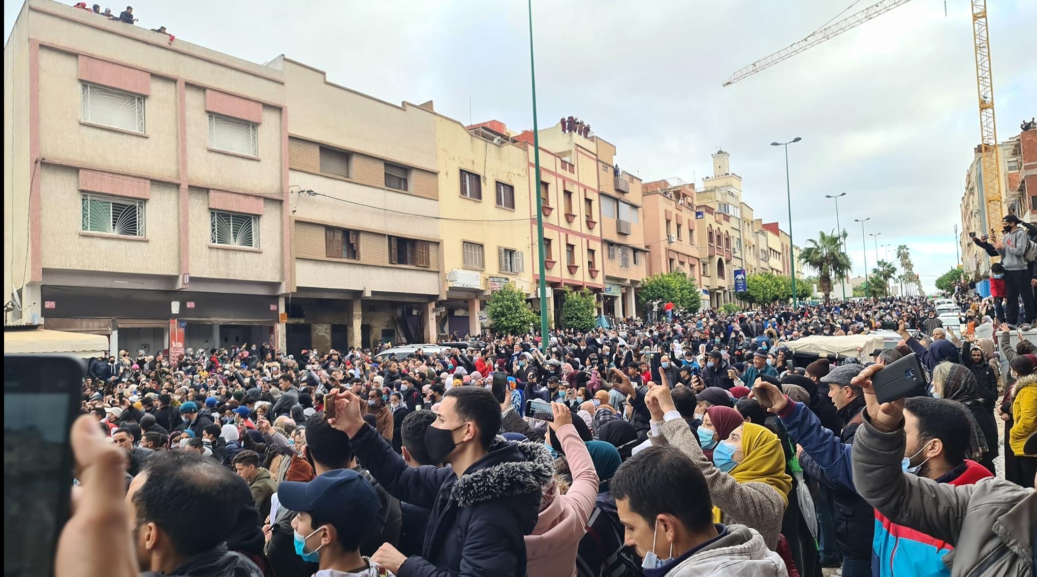 Des milliers de personnes aux funérailles de feu Salaheddine Ghomari, ultime ho…