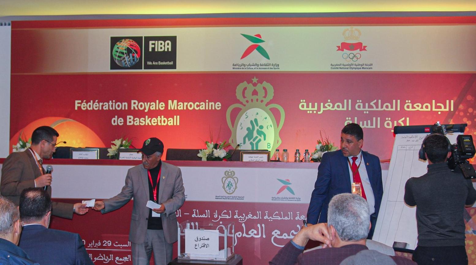 ما موقف القانون من إصرار اللجنة المؤقتة على عقد الجمع العام الانتخابي لكرة ال...