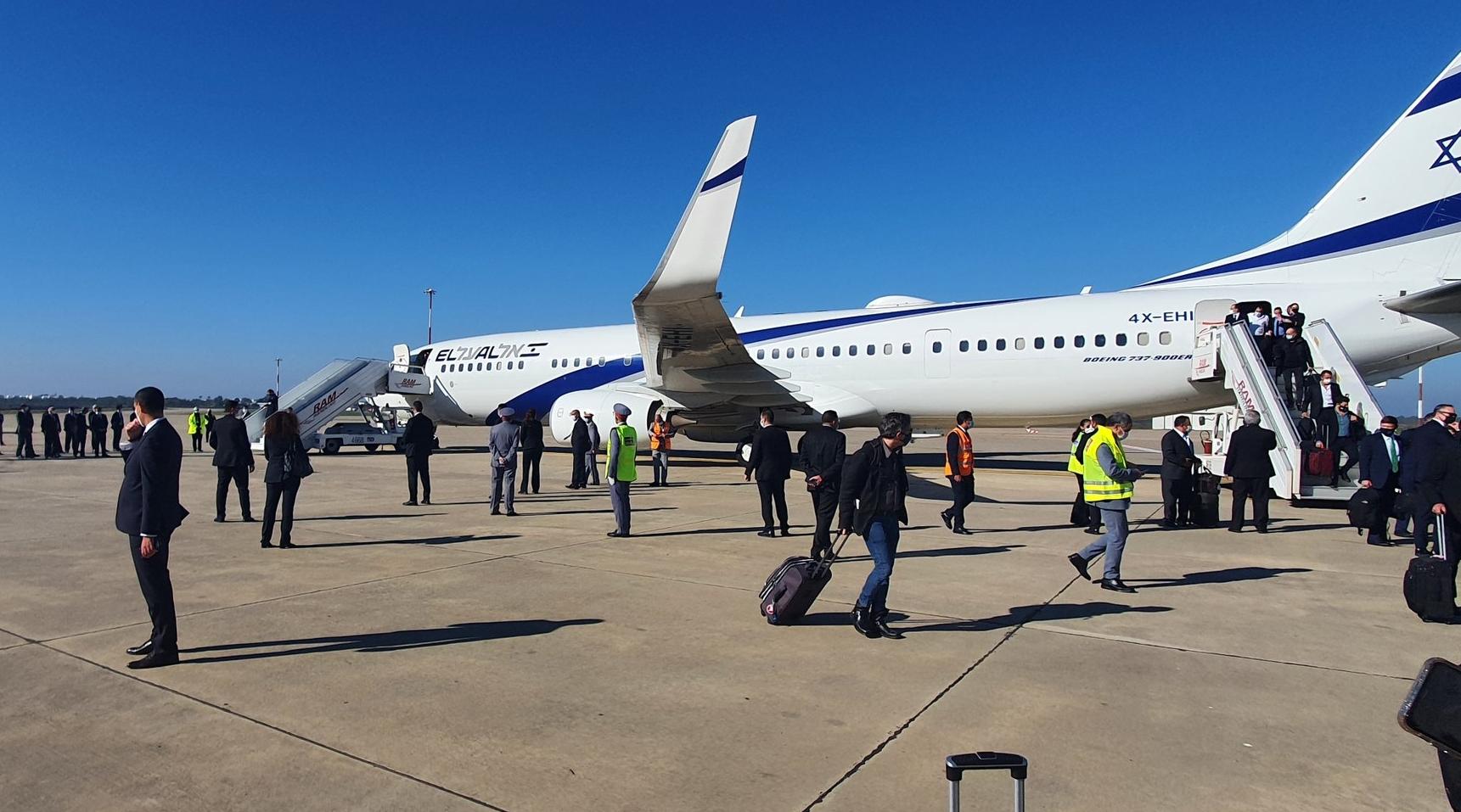L'avion effectuant le premier vol direct entre Israël et le Maroc atterrit à l'…