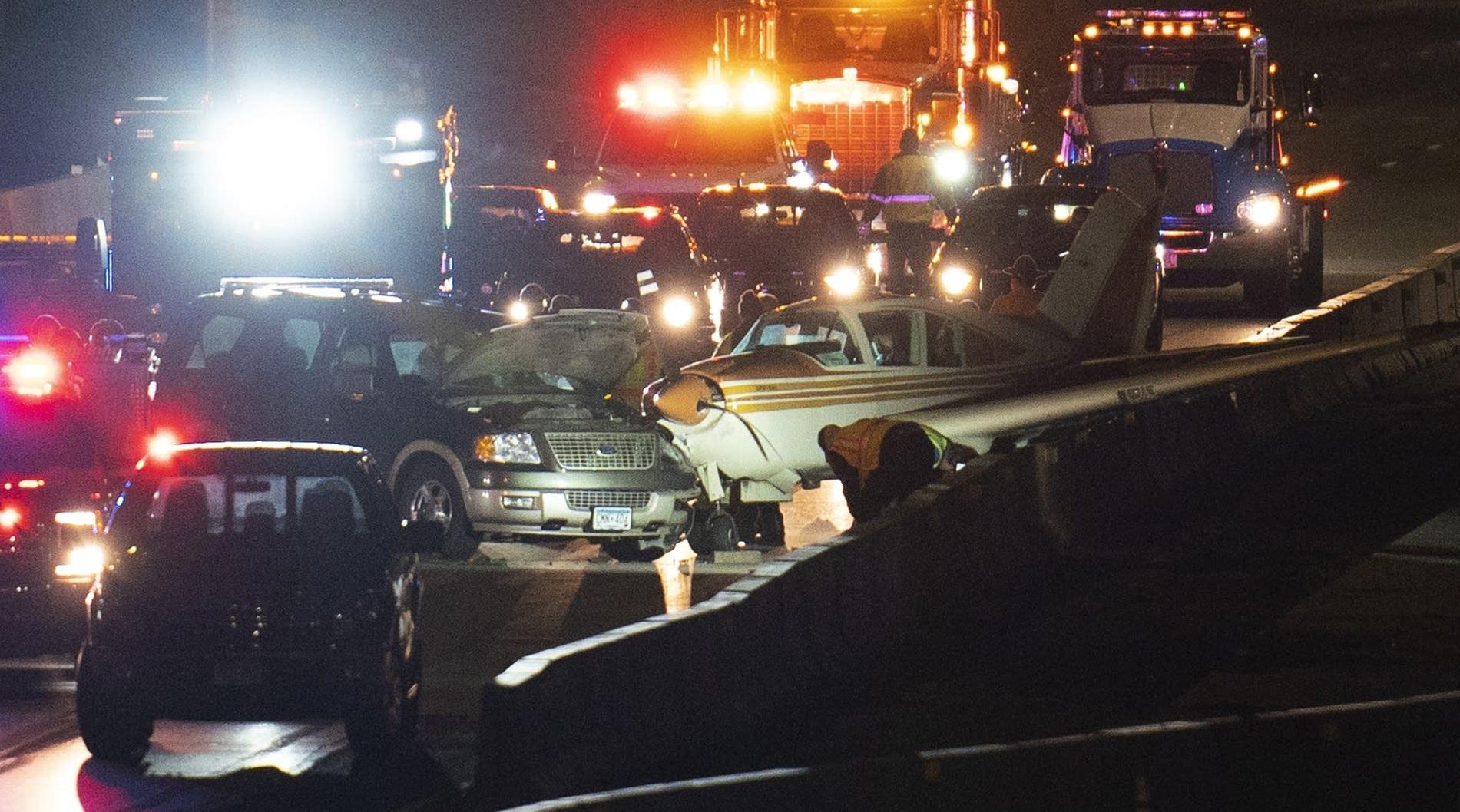 USA: un petit avion atterrit en urgence sur une autoroute et s'encastre dans un…