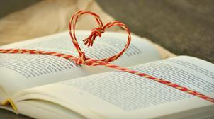 إهداءات الكتب.. رسائل حب وعرفان وأشياء أخرى