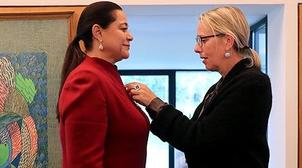 Miriem Bensalah Chaqroun décorée de l'insigne de Chevalier de la Légion d’Honne…