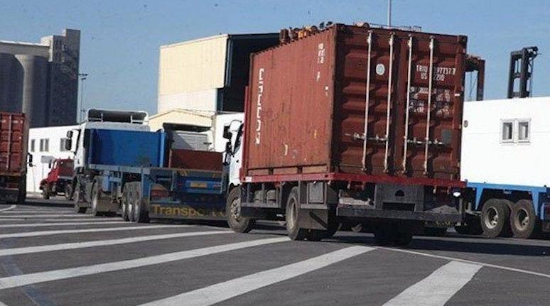 مهنيو النقل يطالبون بادراجهم ضمن الفئات الأولى المستهدفة من التلقيح المجاني