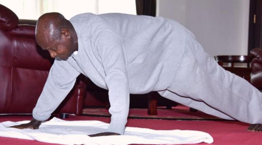 Confiné, le président ougandais montre comment faire de l'exercice chez soi (VI…