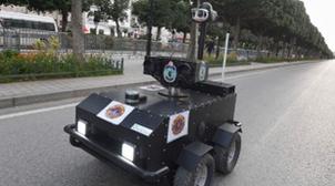 Coronavirus : A Tunis, un robot policier veille au respect du confinement (VIDE…