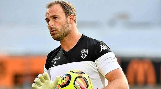 رسميا: أولمبيك ليون يتعاقد مع مدرب حراس المنتخب الوطني