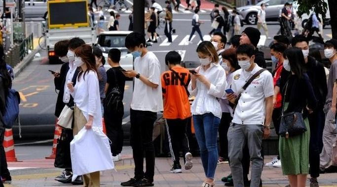Une ville japonaise veut interdire l'usage du smartphone en marchant