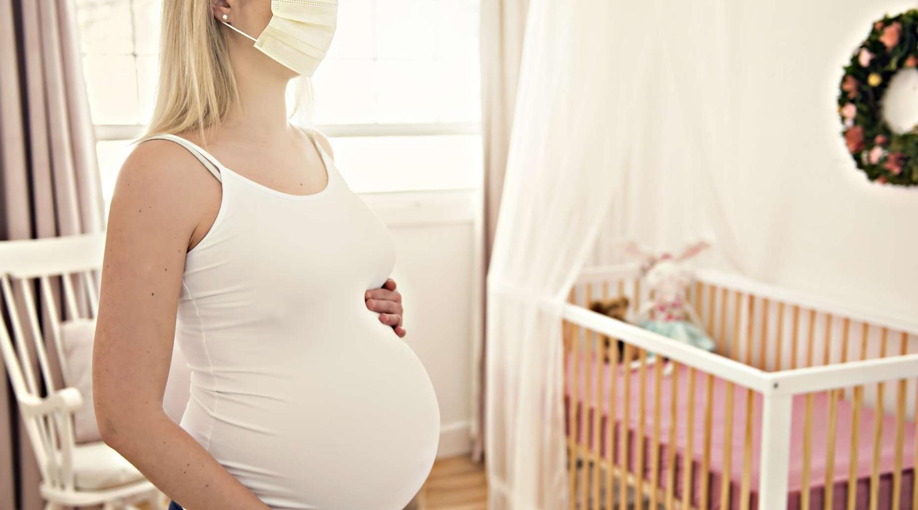 La transmission du covid-19 de la mère au bébé serait possible, selon une nouve…