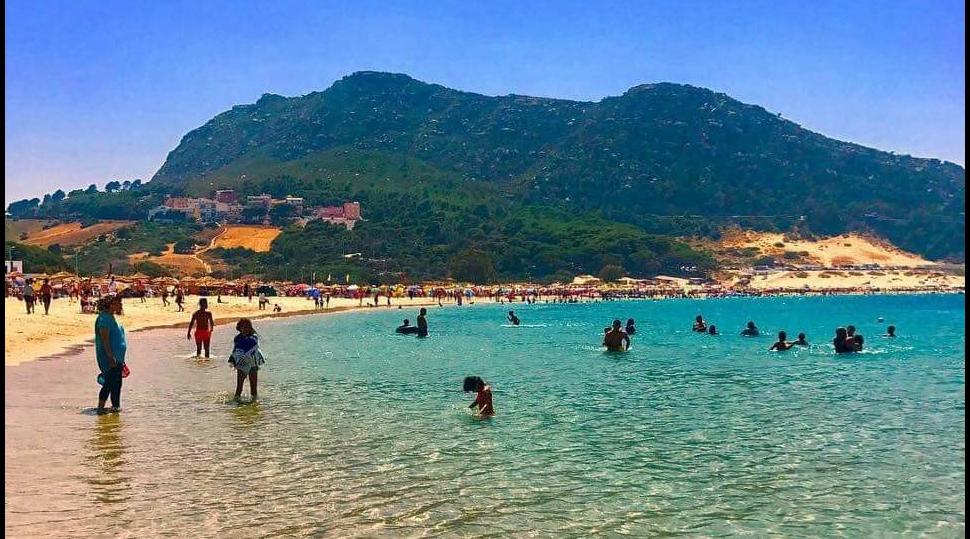 شاطئ الدالية نواحي طنجة..مياه زرقاء ورمال ذهبية للراحة والاستجمام