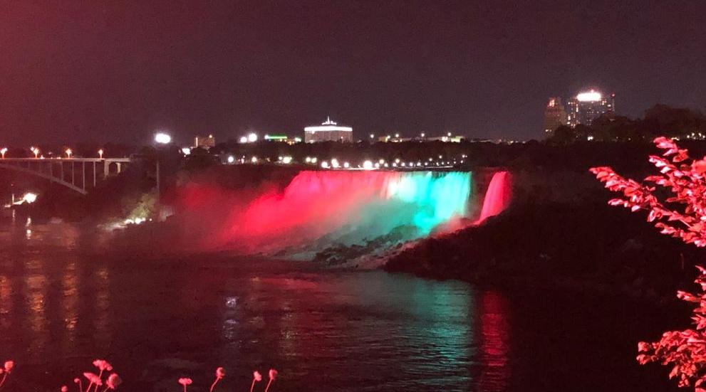 Canada: les chutes du Niagara et la tour CN aux couleurs du drapeau marocain po…