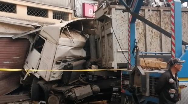 بالفيديو: إصابة سائق شاحنة بجروح خفيفة في حادث اصطدام بمحل تجاري بالدار البيضاء