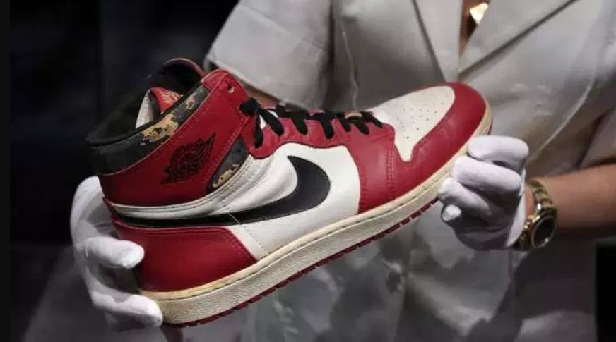 La Air Jordan 1 High «Shattered Backboard», portée par Michael Jordan en 1985, …