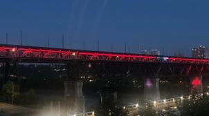 Fête du Trône/ Canada : le High Level Bridge d'Edmonton illuminé aux couleurs d…