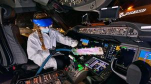 Covid-19 : Boeing lance un système portatif à rayons ultra-violets pour désinfe…