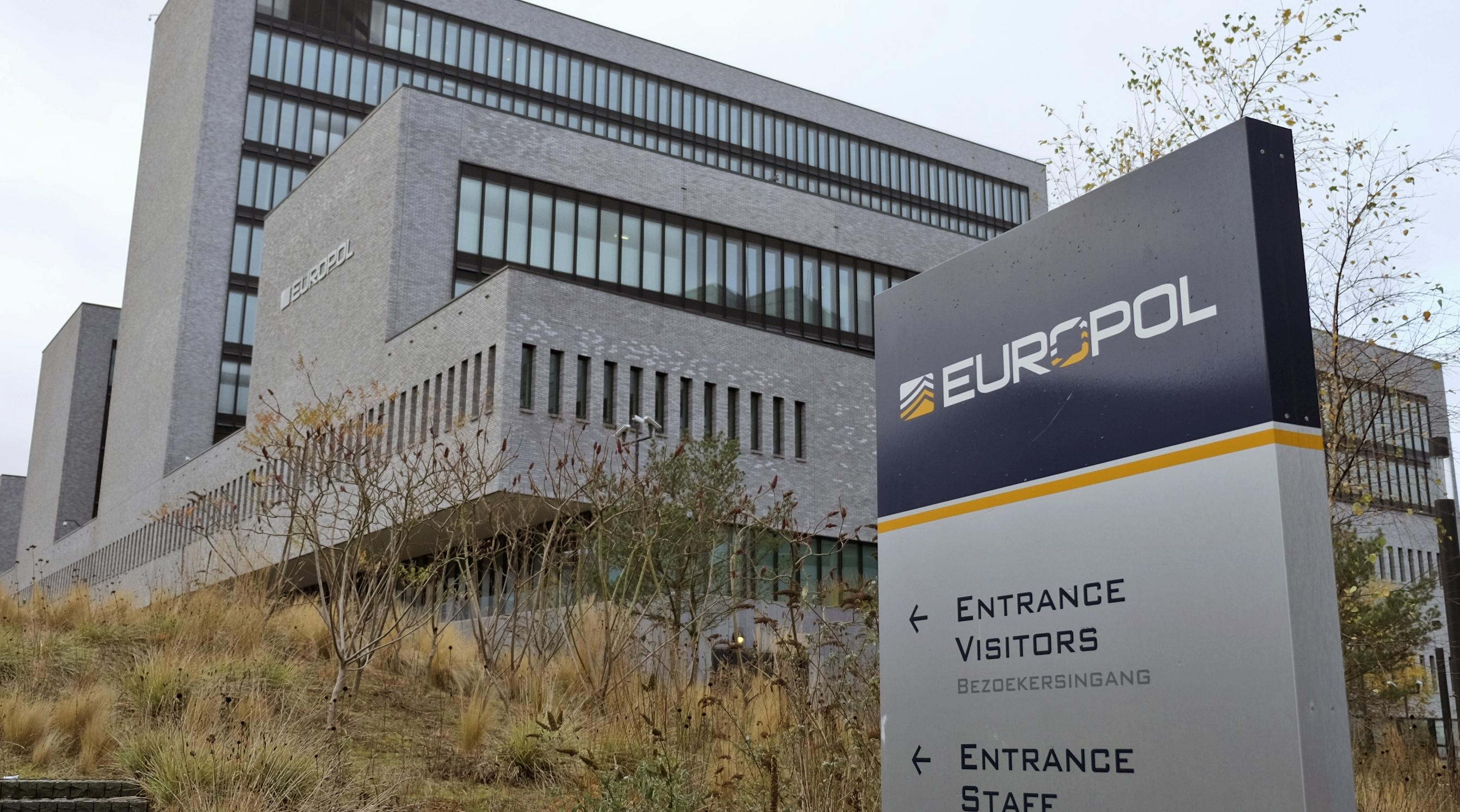 Covid-19: Saisie de 27 millions de masques contrefaits lors d'une opération eur…