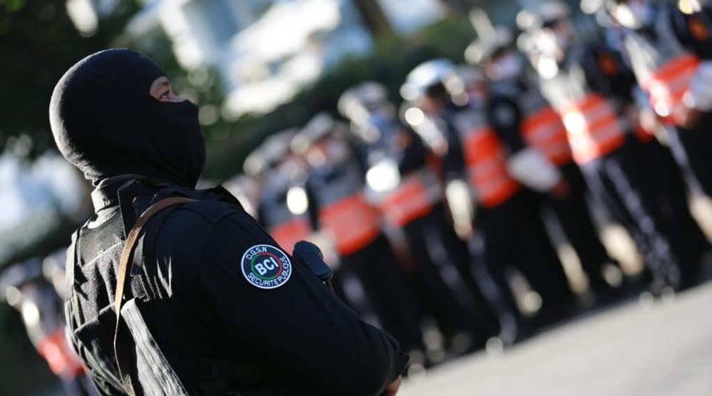 إيداع 18 شخصا بسجن أيت ملول بعد رشقهم القوات العمومية بالحجارة
