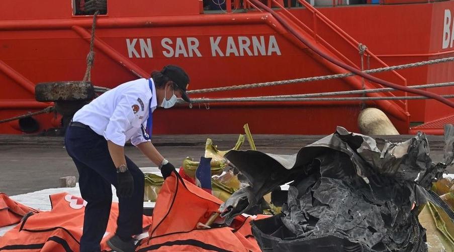 Indonésie/Crash d'avion: Une des boîtes noires récupérée par les plongeurs