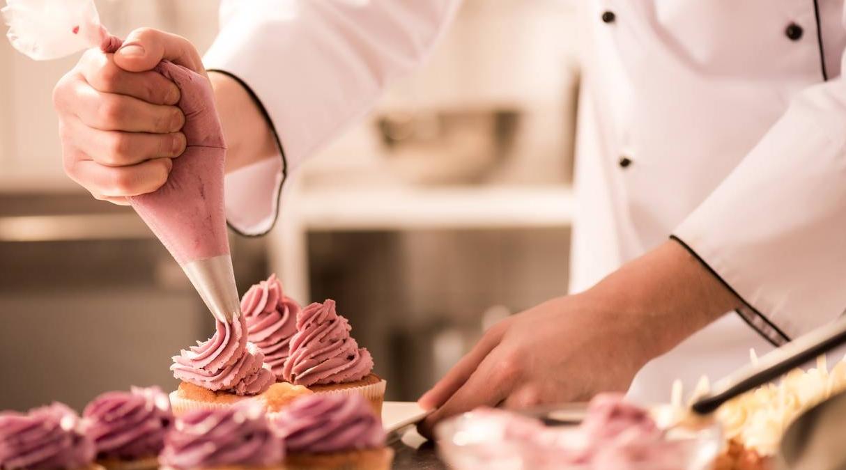 Le grand concours de pâtissiers amateurs "أحسن Pâtissier" diffusé sur 2M à part…