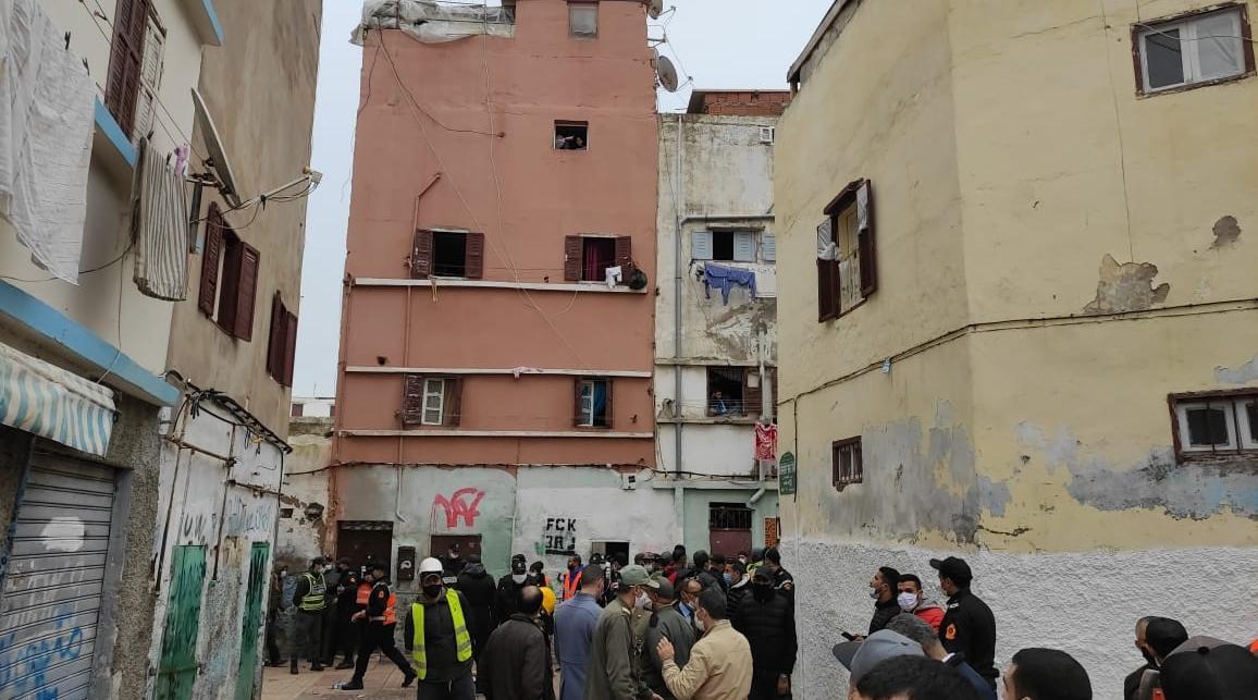 إخلاء منازل مجاورة لمكان انهيار مبنين بالبيضاء بعد بروز تشقّقات