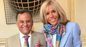 Mehdi Qotbi remet à Mme Macron le catalogue-livre de l’exposition Eugène Delacr…