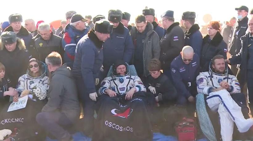 Atterrissage réussi de l'équipe russe ayant tourné le premier film en orbite