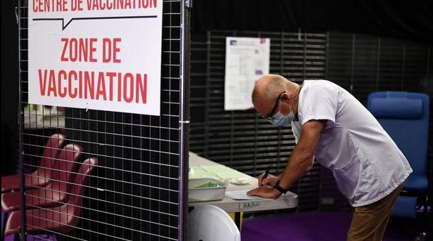Covid: la vaccination réduit de 90% le risque d'hospitalisation et de décès che…