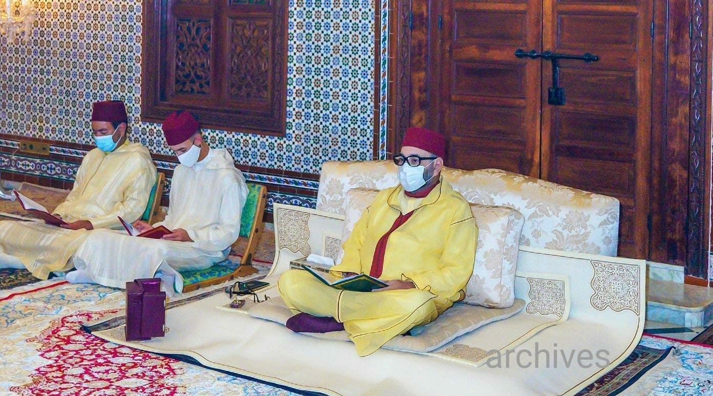 SM le Roi, Amir Al-Mouminine, célèbre une veillée religieuse en commémoration d…
