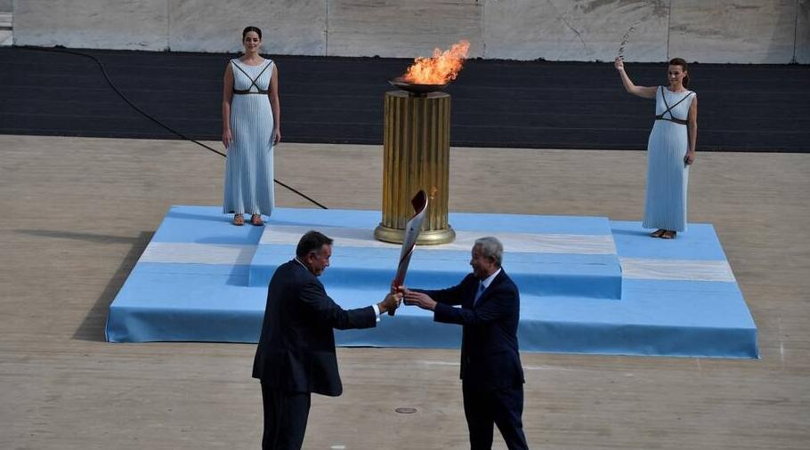 JO 2022 de Pékin: la flamme olympique transmise aux organisateurs