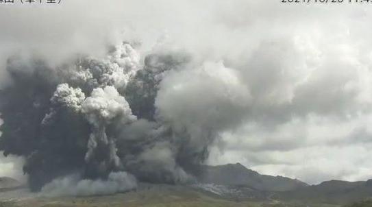Japon: le volcan Aso entre en éruption (vidéos)