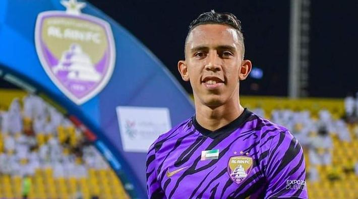 سفيان رحيمي يتسلم جائزة لاعب الشهر الخاصة بالدوري الإماراتي