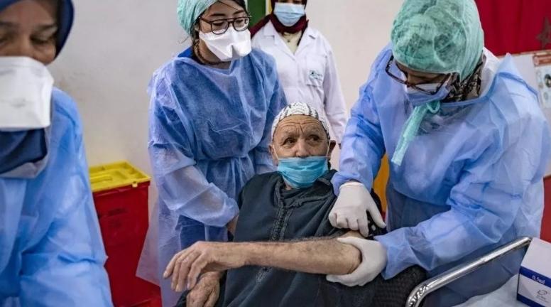 Vaccination anti Covid-19: le Maroc parmi les 10 premiers pays à avoir réussi l…