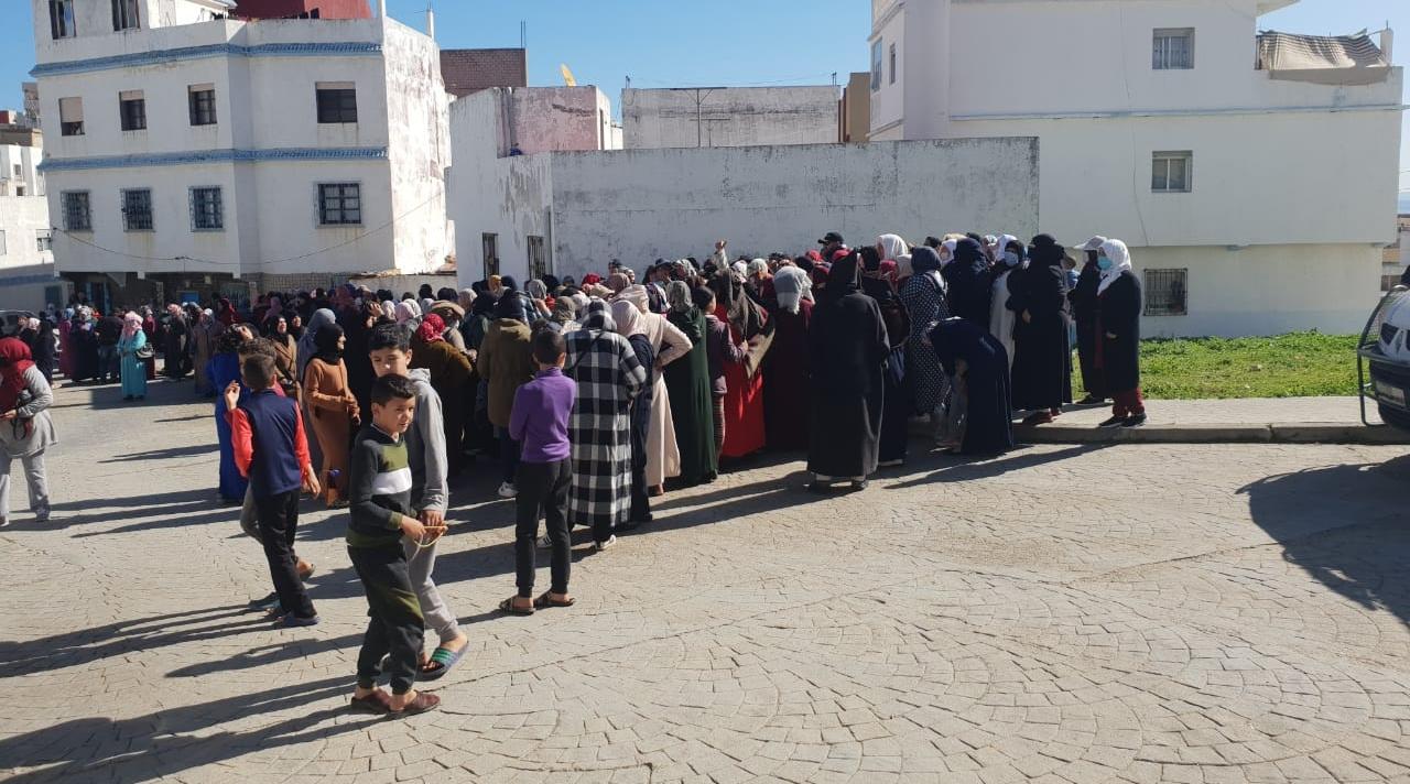 إقبال مهم لساكنة الفنيدق على مراكز التسجيل لتوقيع عقود عمل في عدد من المقاولات