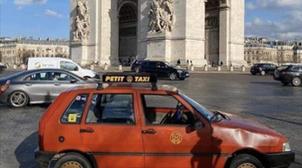 Un taxi rouge à Paris : le coup de communication ingénieux de Bimmers Fighters