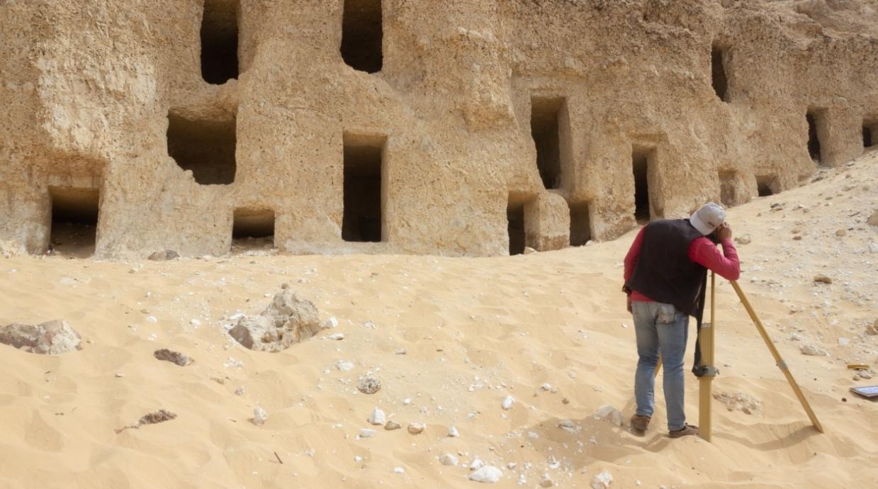 العثور على أكثر من 250 مقبرة أثرية محفورة في الجبل بصعيد مصر