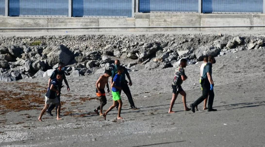 Quelque 2.700 migrants arrivent à Sebta en une journée, un record selon les aut…