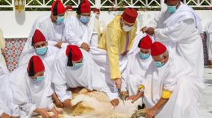 SM le Roi, Amir Al-Mouminine, accomplit la prière de l'Aïd Al-Adha et procède a…