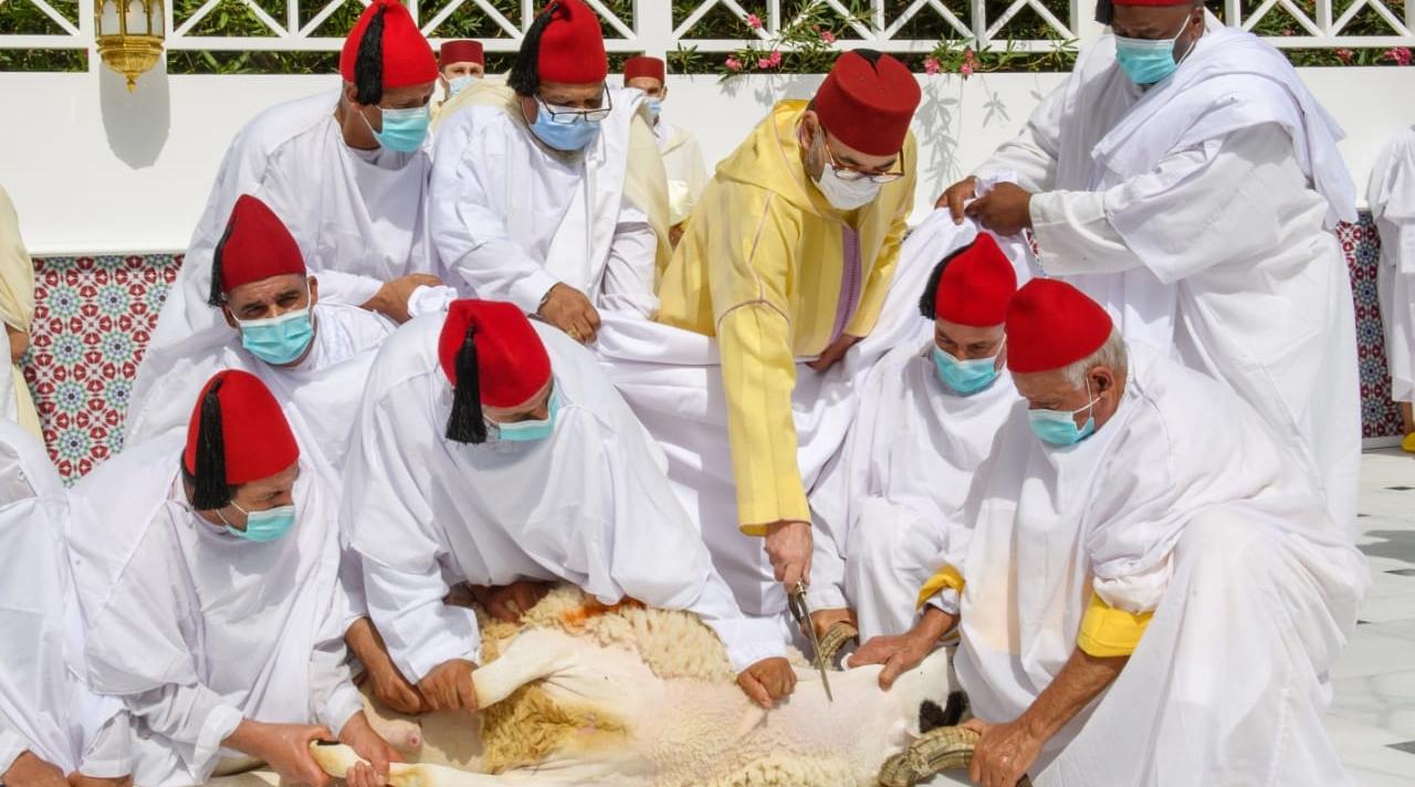 SM le Roi, Amir Al-Mouminine, accomplit la prière de l'Aïd Al-Adha et procède a…