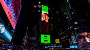 Une première, Rhita, chanteuse marocaine sur le billboard du Times Square