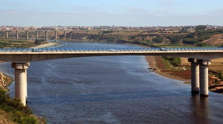 El Jadida: Dragage du sable pour l'assainissement de l'embouchure d'Oued Oum Er…
