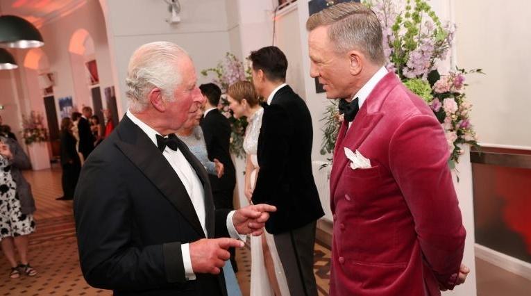 Le dernier James Bond projeté en avant-première en présence des princes Charles…