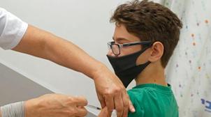 Covid-19 : Pfizer demande l'autorisation de son vaccin pour les 5-11 ans au Can…